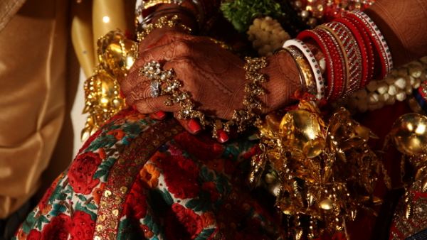 दुल्हन को बाहों में लेकर सुपुर्द ए खाक करने पहुंचा दूल्हा