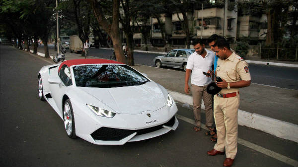 घंटे भर बाद उसी कॉन्स्टेबल को तेज रफ्तार कार की सूचना मिली