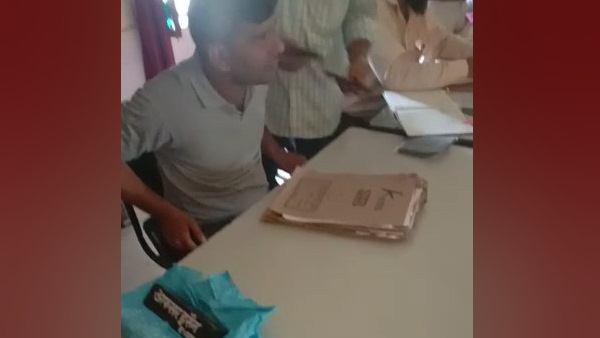 mgnrega clerk caught on camera taking bribe in amethi mgnrega clerk caught on camera taking bribe in amethi