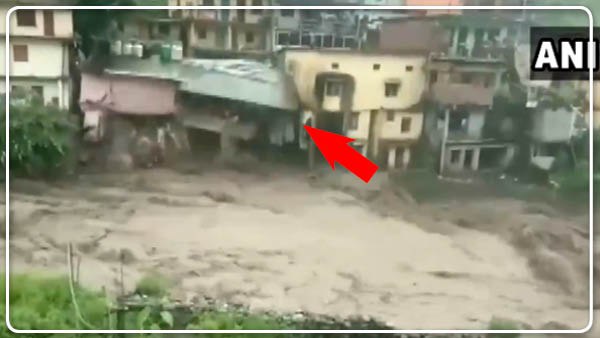 उत्तराखंड: चमोली में पानी ने मचाई तबाही, नदी की धारा में बह गई तीन मंजिला इमारत, देखें VIDEO उत्तराखंड: चमोली में पानी ने मचाई तबाही, नदी की धारा में बह गई तीन मंजिला इमारत, देखें VIDEO
