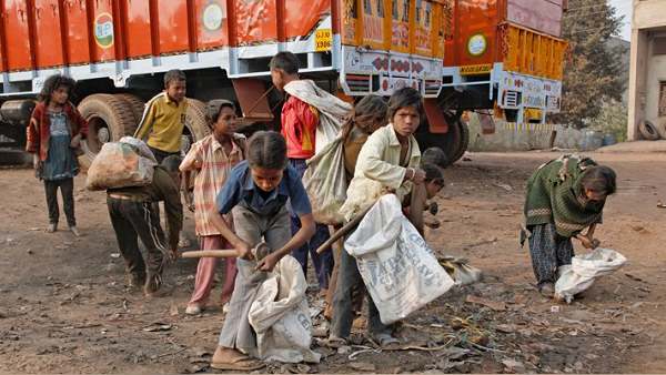14 साल से कम उम्र के बच्चों से करा रहे काम