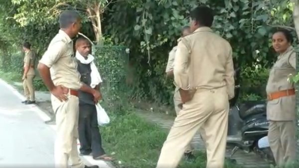 बेड के नीचे पड़ी मिली महिला की लाश