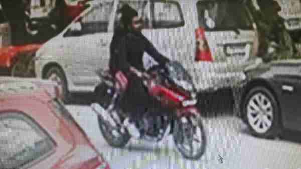 गर्लफ्रेंड के साथ रोड पर ऐसे करता था लूट