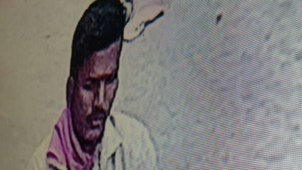 पिता के साथ दर्जी का काम करता है