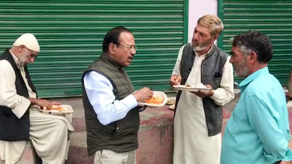 स्थानीय लोगों के बीच भी वक्त गुजारा