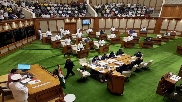 'सलेक्ट कमेटी में भेजने की मांग की'