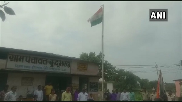 नक्सलियों की धमकी से नहीं डरे गांववाले