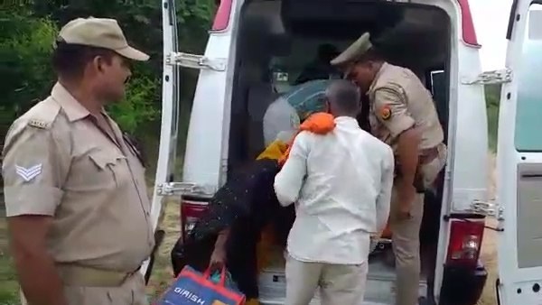 तीन किलोमीटर का रास्ता तय कर एम्बुलेंस तक पहुंचाया