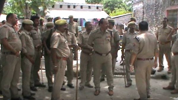 फेसबुक पर कमेंट को लेकर दोस्त के पेट में मारा चाकू, गिरफ्तार फेसबुक पर कमेंट को लेकर दोस्त के पेट में मारा चाकू, गिरफ्तार