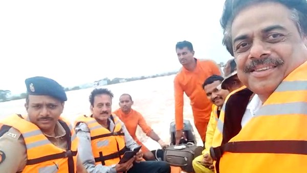 विपक्ष के निशाने पर महाजन