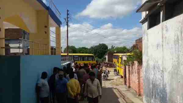 ग्रामीणों ने प्रबंधक को पीटा