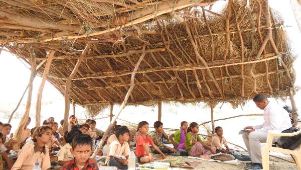 पानी भी घर से लेकर आते हैं बच्चे