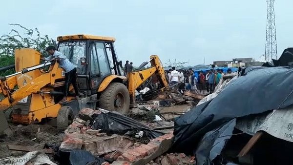 House Wall collapsed in morbi due to heavy rain, 8 dead House Wall collapsed in morbi due to heavy rain, 8 dead