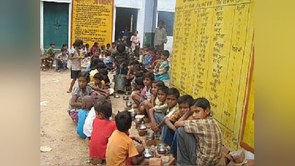 छात्रों के सामने ही प्रिंसिपल ने गालियां दीं