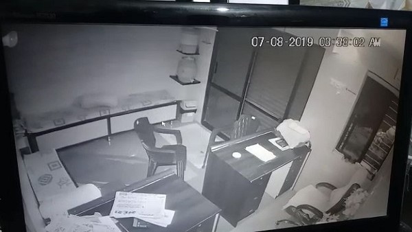 thieves caught in CCTV footage when they looted gujarat marketing yard shops thieves caught in CCTV footage when they looted gujarat marketing yard shops
