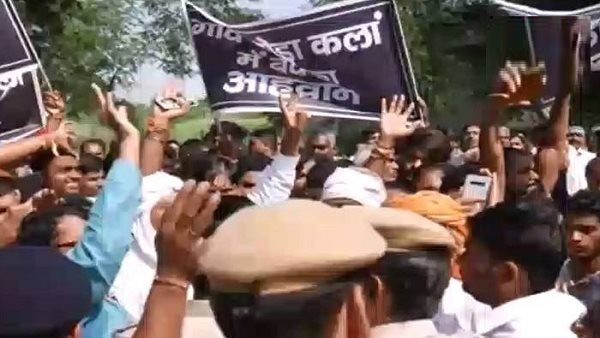 विरोध-प्रदर्शन की वजह से बाजार भी बंद