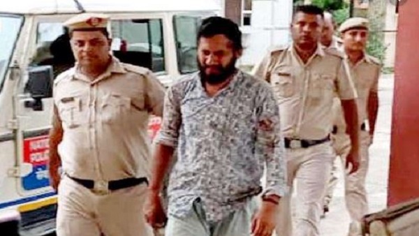 लोगों से मिल रही थीं संतोष सारवान