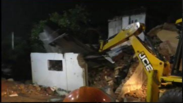 Gujarat: Buildings collapse due to heavy rains, 10 dead Gujarat: Buildings collapse due to heavy rains, 10 dead