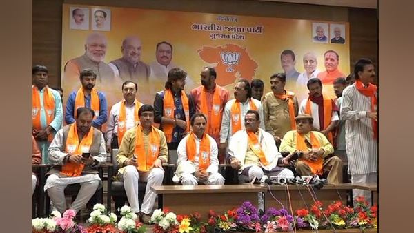 भजनकार हेमंत चौहान भी भाजपा में शामिल