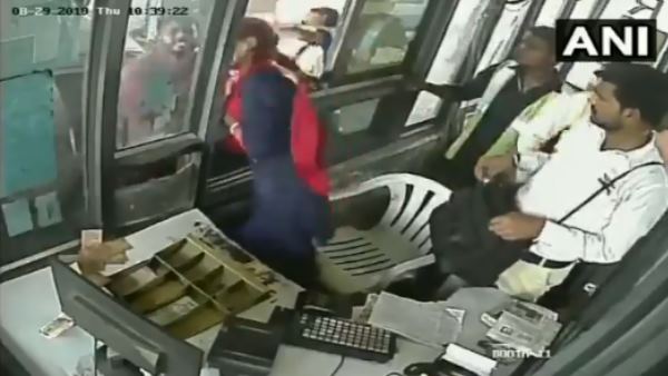 employee slapped by a car driver at toll plaza in haryana employee slapped by a car driver at toll plaza in haryana