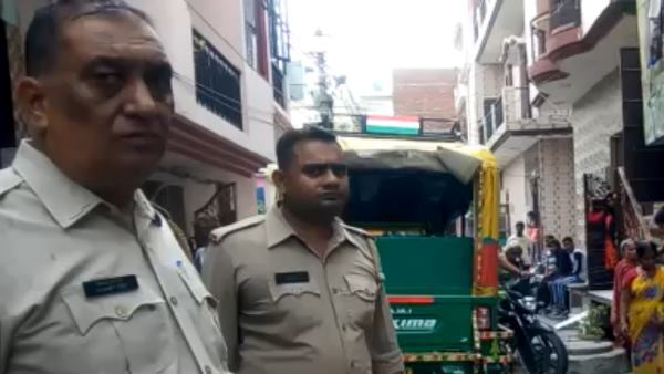 फंदे से लटका हुआ था शख्स, कटी थी गर्दन और हाथ की नस