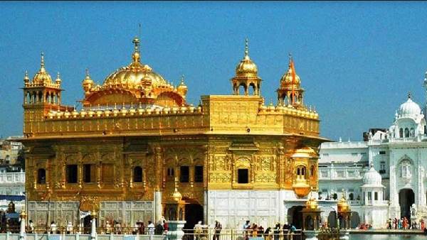 एमिली से इशारों से ही बात कर रहे सास-ससुर