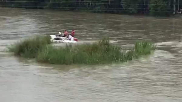 बेटे ने नदी में बहाई बीएमडब्ल्यू कार
