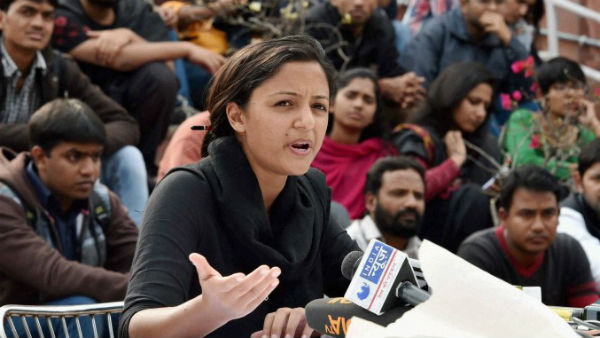 रात में लोगों के घर में घुस रही सेना