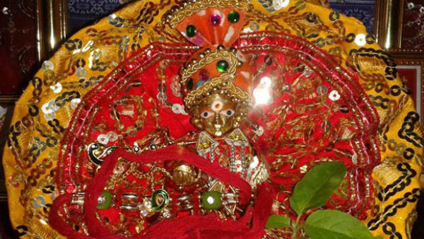 पीले और लाल रंग का वस्त्र
