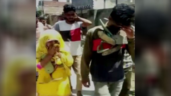 अवैध संबंध के चक्कर में युवक के साथ भागी बहू, मुंह काला कर जूतों की माला पहना गांव में घुमाया अवैध संबंध के चक्कर में युवक के साथ भागी बहू, मुंह काला कर जूतों की माला पहना गांव में घुमाया
