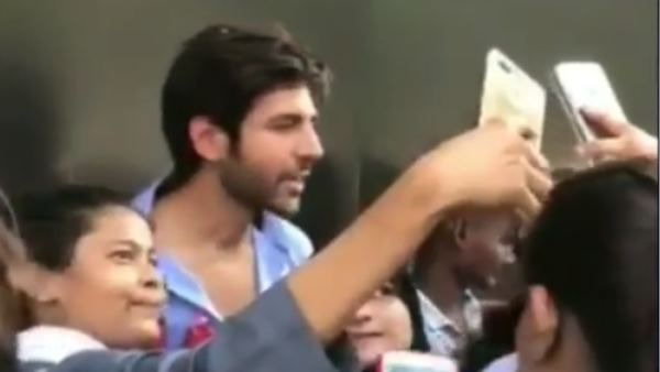 छात्रा ने फोटो खिंचाई और कार्तिक के गालों को...