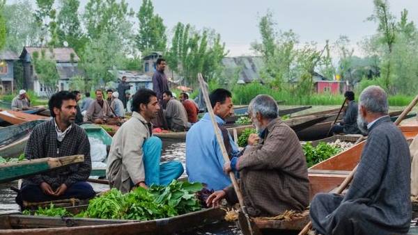 '370 के रहते नहीं बेच सकती थी अपनी जमीन'