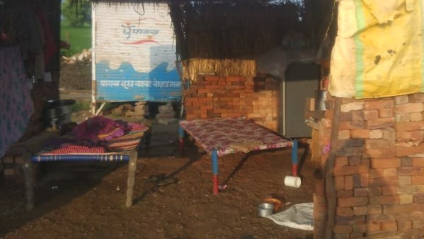 Crorepati Man Working on TEA shop at Northern Bypass Kota Crorepati Man Working on TEA shop at Northern Bypass Kota