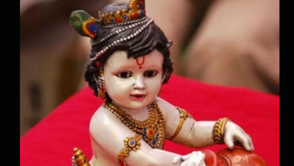 पूजा स्थल को कुछ इस तरह से सजाएं