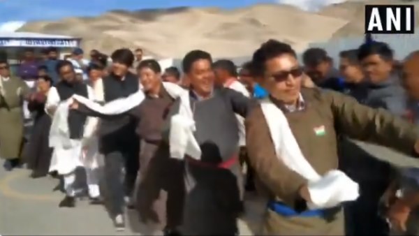 आर्टिकल 370 पर भाषण से चर्चा में आए भाजपा सांसद का जोरदार डांस आर्टिकल 370 पर भाषण से चर्चा में आए भाजपा सांसद का जोरदार डांस