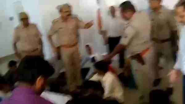 inspector rajeev dwivedi threatening protesters inspector rajeev dwivedi threatening protesters