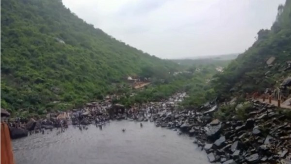 गांववाले पहाड़ को ही तोड़ने में जुट गए