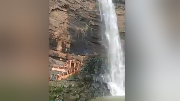 तुतराही झरने के मध्य में स्थापित है प्रतिमा