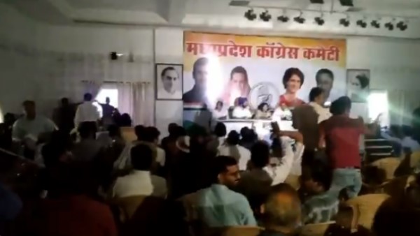 मध्य प्रदेश: उर्जा मंत्री की प्रेस कॉन्फ्रेंस में हुई बत्ती गुल, वीडियो मध्य प्रदेश: उर्जा मंत्री की प्रेस कॉन्फ्रेंस में हुई बत्ती गुल, वीडियो