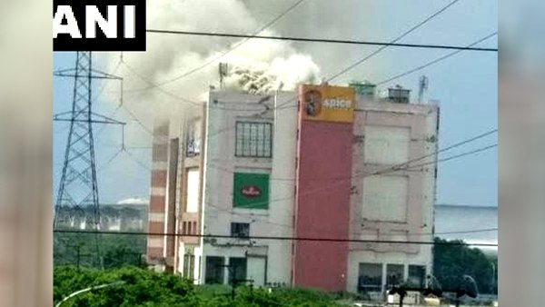 नोएडा के स्पाइस मॉल में भीषण आग, मौके पर दमकल की गाड़ियां पहुंचीं नोएडा के स्पाइस मॉल में भीषण आग, मौके पर दमकल की गाड़ियां पहुंचीं