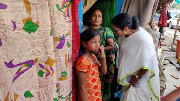mamata banerjee got angry as she saw 2 toilets for 400 people in howrah slums mamata banerjee got angry as she saw 2 toilets for 400 people in howrah slums