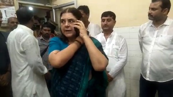 watch video: Maneka Gandhi reprimanded the CHC Superintendent Dr. RA Ratnakar in sultanpur watch video: Maneka Gandhi reprimanded the CHC Superintendent Dr. RA Ratnakar in sultanpur