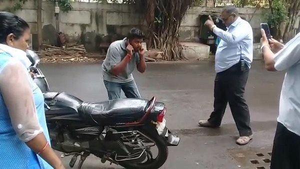 watch video: surat Young man gets Punishment after spitting on the street watch video: surat Young man gets Punishment after spitting on the street