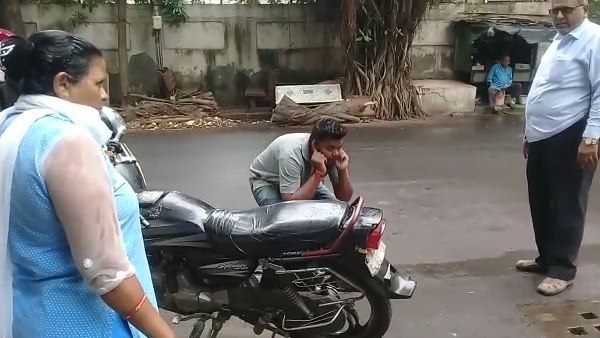 watch video: surat Young man gets Punishment after spitting on the street watch video: surat Young man gets Punishment after spitting on the street