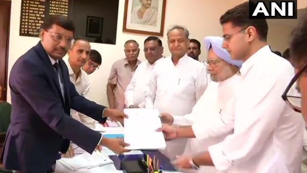 मनमोहन ने दाखिल किया नामांकन