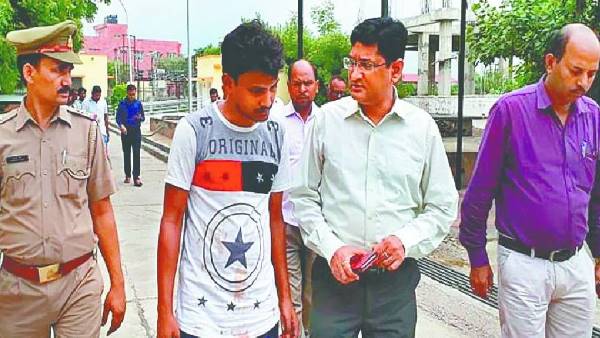 दिल्ली से बोगी में चढ़े थे बदमाश