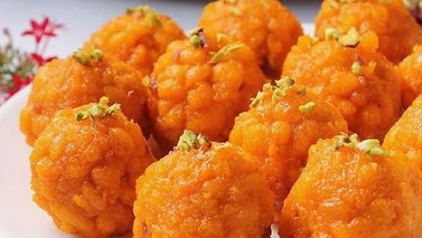 तांत्रिक की सलाह पर लड्डू खिलाती है पत्नी