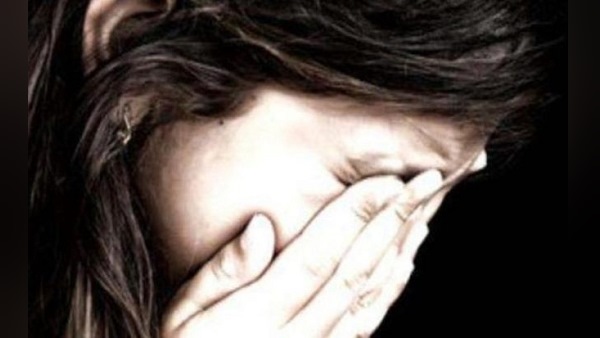 परिजनों ने रंगे हाथों पकड़ा, धक्का देकर भागा