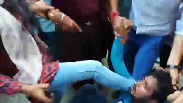 A girl thrashed molestor boy on the road A girl thrashed molestor boy on the road