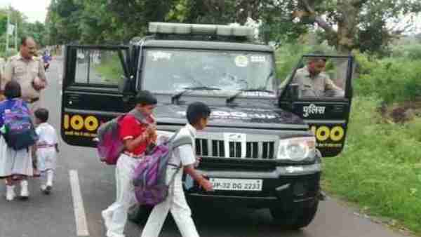 Tata Magic accident in muzaffarnagar, police help students Tata Magic accident in muzaffarnagar, police help students